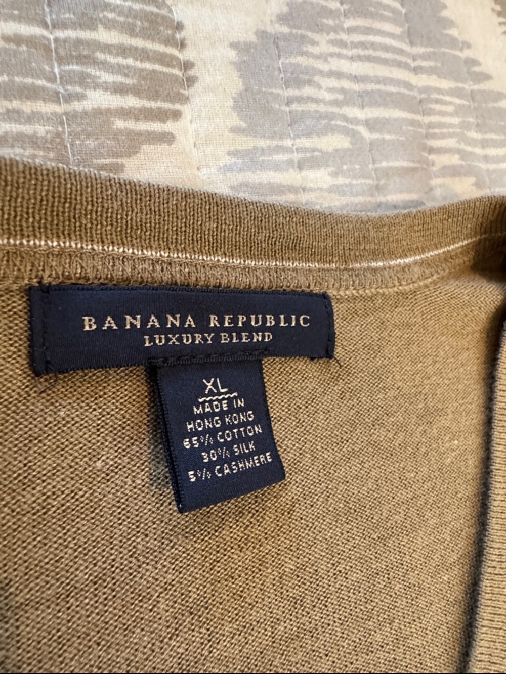 Banana Republic Men's V-Neck cashmere blend Sweater in camel; size XL - Picture 5 of 10